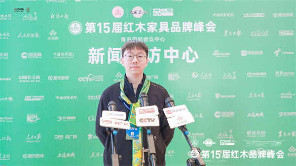 獲杰出青年企業(yè)家，古森紅木吳建宇接受央視主持人采訪（視頻）