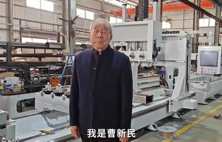 中國紅木家具技術(shù)專家曹新民向全國家具人拜年