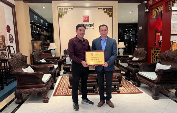 莫禮會(huì)長親自為國方家居授予了理事單位牌匾 莫禮會(huì)長親自為國方家居授予了理事單位牌匾