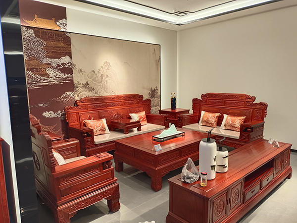  瑞宗紅木主打古典、新古典風格，創新性研發出眾多暢銷產品