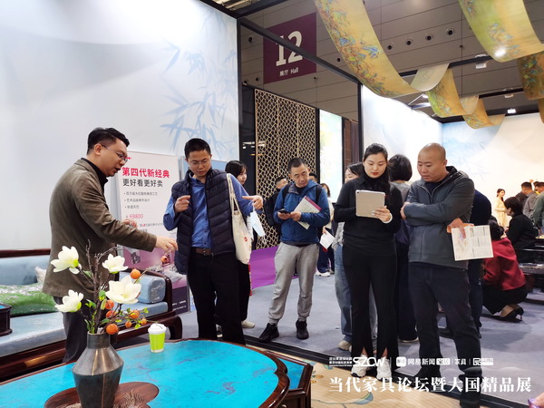 博大家居品牌主理人廖柱平(左一)在深圳家具展現場為客商介紹產品工藝細節 博大家居品牌主理人廖柱平(左一)在深圳家具展現場為客商介紹產品工藝細節