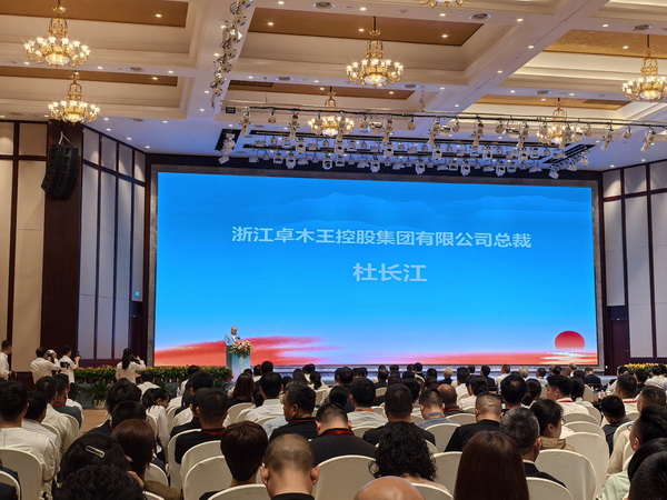 卓木王紅木總裁杜長江代表商戶發言 卓木王紅木總裁杜長江代表商戶發言