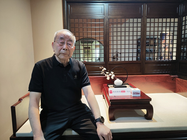 全聯(lián)藝術(shù)紅木家具專業(yè)委員會(huì)專家顧問、中國紅木家具技術(shù)專家曹新民接受網(wǎng)易新聞家具家居的采訪 全聯(lián)藝術(shù)紅木家具專業(yè)委員會(huì)專家顧問、中國紅木家具技術(shù)專家曹新民接受網(wǎng)易新聞家具家居的采訪