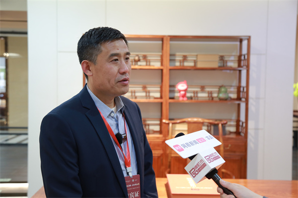 山東省家具協(xié)會(huì)會(huì)長韓慶生在巧奪天工紅木文化博物館接受網(wǎng)易新聞家具家居的采訪 山東省家具協(xié)會(huì)會(huì)長韓慶生在巧奪天工紅木文化博物館接受網(wǎng)易新聞家具家居的采訪