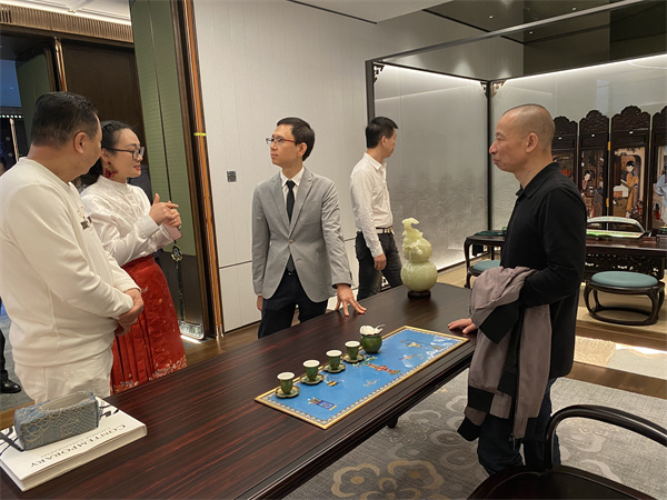 中國林產工業協會紅木分會會長吳勁松(右一)、中山市大涌鎮鎮長李家豪(左三)參觀央璽體驗館 中國林產工業協會紅木分會會長吳勁松(右一)、中山市大涌鎮鎮長李家豪(左三)參觀央璽體驗館