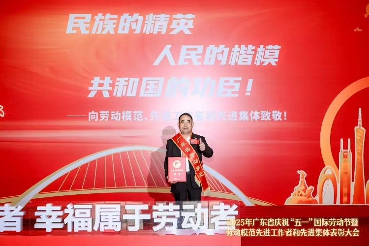 木雕鑄魂 整裝領(lǐng)航 | 探秘鴻庭軒陳戴青的“廣東省勞動(dòng)模范”之路