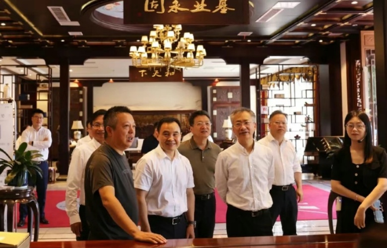 省工商聯(lián)黨組書記鄭敏強(qiáng)一行蒞臨明堂家居考察調(diào)研