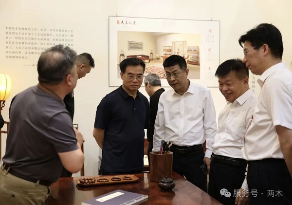右一:福建省工業(yè)和信息化廳副廳長 鄭偉;右二:福建省工業(yè)和信息化廳黨組書記、廳長 陳建業(yè);右三:福建省工業(yè)和信息化廳黨組成員、副廳長 陳傳芳;右四:福建省人大常委會(huì)黨組書記、副主任 福建省總工會(huì)主席周聯(lián)清;右五:福建省工藝美術(shù)行業(yè)發(fā)展促進(jìn)中心主任鄭榮興 共同欣賞交流海南黃花梨文人家具 右一:福建省工業(yè)和信息化廳副廳長 鄭偉;右二:福建省工業(yè)和信息化廳黨組書記、廳長 陳建業(yè);右三:福建省工業(yè)和信息化廳黨組成員、副廳長 陳傳芳;右四:福建省人大常委會(huì)黨組書記、副主任 福建省總工會(huì)主席周聯(lián)清;右五:福建省工藝美術(shù)行業(yè)發(fā)展促進(jìn)中心主任鄭榮興 共同欣賞交流海南黃花梨文人家具
