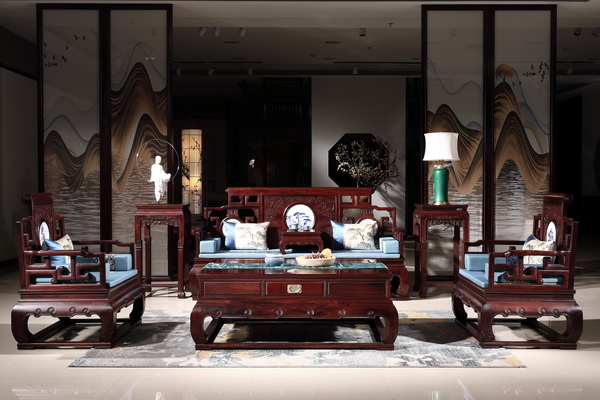 喜迎紅紅木青花瓷沙發(fā),現(xiàn)代與古典的美學(xué)碰撞 喜迎紅紅木青花瓷沙發(fā),現(xiàn)代與古典的美學(xué)碰撞